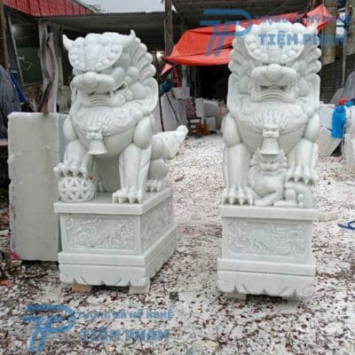 Tượng kỳ lân đá phong thủy đặt trước cổng nhà