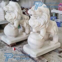 Tượng sư tử đá trang trí sân vườn tạo điểm nhấn độc đáo cho không gian ngoại thất.