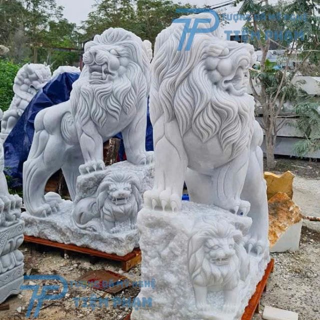 tượng sư tử đá đẹp đặt trong sân vườn biệt thự