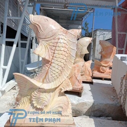 Tượng Cá Chép bằng đá ngoi lên mặt nước