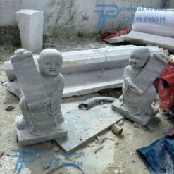 Tượng Chú Tiểu cầm bảng bằng đá