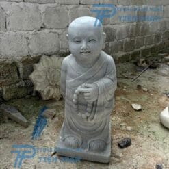 Tượng Chú Tiểu cầm sâu chuổi bằng đá