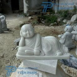 Tượng Chú Tiểu nằm Gõ mỏ bằng đá