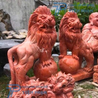 tượng con sư tử đá đó