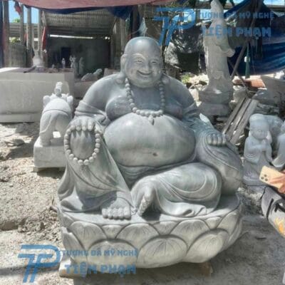 Tượng ngài Di Lặc bằng đá tự nhiên, mang lại may mắn, tài lộc. Liên hệ Điêu Khắc Đá Mỹ Nghệ Non Nước Đà Nẵng: 0774444005 để được tư vấn.