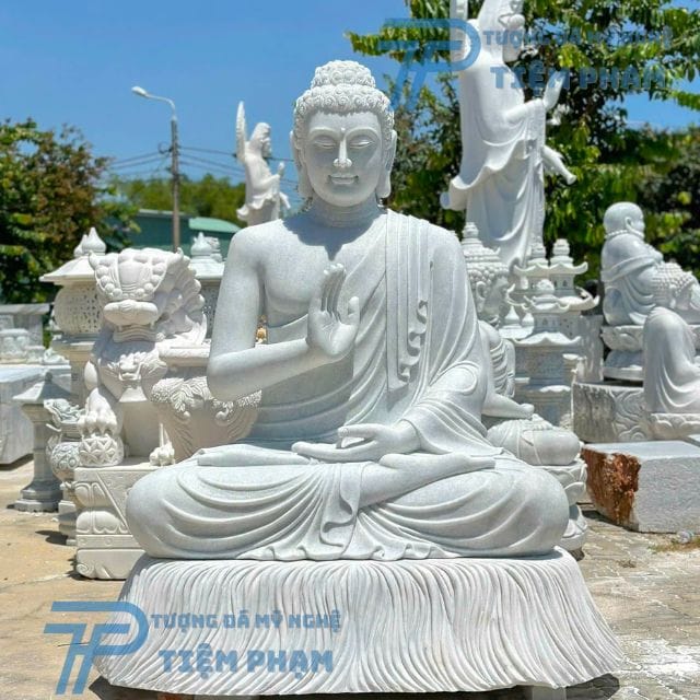 Tượng Phật Thích Ca bằng đá phong thủy đặt ngoài trời