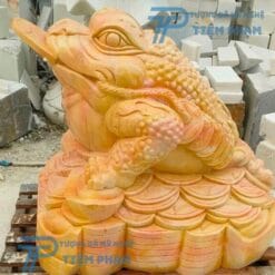 Tượng Cóc Thiêm Thừ bằng đá Vàng tại Điêu Khắc Đá Mỹ Nghệ Non Nước Đà Nẵng sẽ là điểm nhấn tuyệt vời cho không gian sống của bạn. Để tìm hiểu thêm, hãy gọi ngay đến hotline/zalo: 0774444005.
