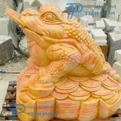 Tượng Cóc Thiêm Thừ bằng đá Vàng tại Điêu Khắc Đá Mỹ Nghệ Non Nước Đà Nẵng sẽ là điểm nhấn tuyệt vời cho không gian sống của bạn. Để tìm hiểu thêm, hãy gọi ngay đến hotline/zalo: 0774444005.