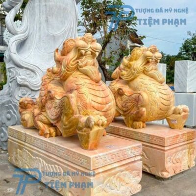 Tượng con tỳ hưu đá vàng có họa tiết tinh tế, mang lại sự an lành và thịnh vượng cho gia chủ.