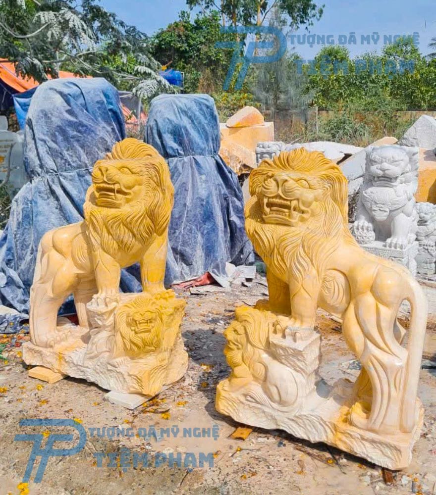 Tượng sư tử đá phong thủy cỡ lớn trang trí trong phòng khách, mang lại sự thịnh vượng cho gia đình.