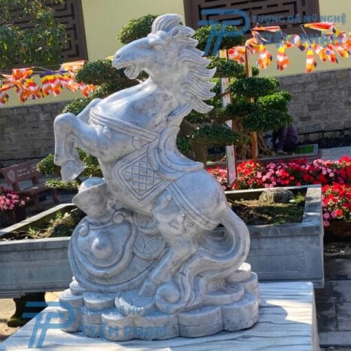 Tượng con Ngựa bằng đá tự nhiên tại Điêu Khắc Đá Mỹ Nghệ Non Nước Đà Nẵng sẽ là điểm nhấn độc đáo cho không gian sống của bạn. Liên hệ hotline/zalo: 0774444005 để được tư vấn chi tiết.