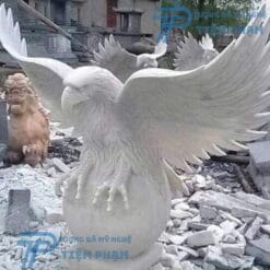 Tượng Đại Bàng bằng đá tự nhiên tại Điêu Khắc Đá Mỹ Nghệ Non Nước Đà Nẵng sẽ là một điểm nhấn ấn tượng trong không gian nhà bạn. Liên hệ hotline/zalo: 0774444005 để được tư vấn chi tiết.