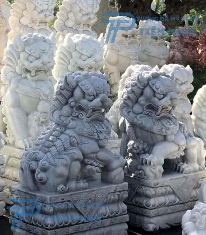 Các loại Đá tự nhiên phổ biến hiện nay để điêu khắc Tượng đá Tiệm Phạm đang điêu khắc một tác phẩm tượng từ đá tự nhiên nguyên khối.