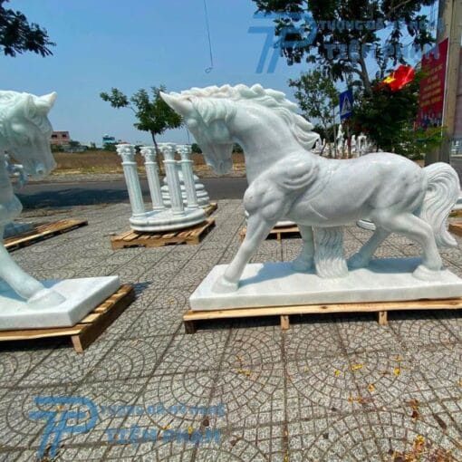 Tượng Ngựa phong thủy bằng đá trắng Non Nước
