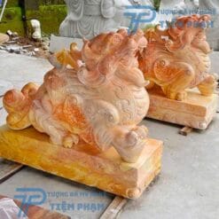 Tượng tỳ hưu bằng đá vàng với hình dáng mạnh mẽ, giúp cân bằng năng lượng trong không gian sống