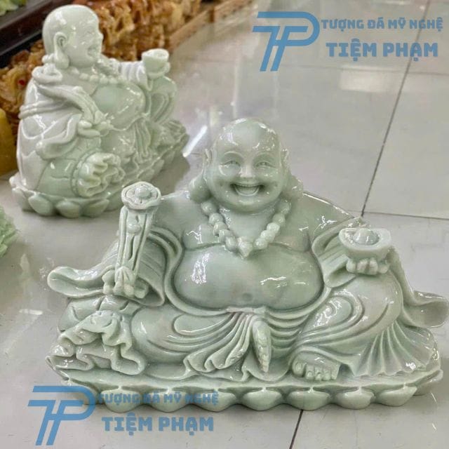 Cách đặt tượng Phật Di Lặc trong nhà chuẩn phong thủy Tượng Phật Di Lặc bằng đá Tiệm Phạm đặt trên bàn thờ Thần Tài