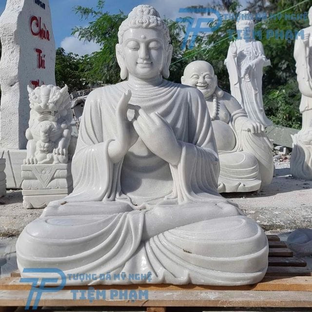 Tượng Phật Thích Ca bằng đá đẹp tại Tiệm Phạm