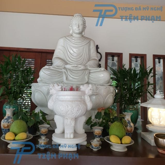 Cách sắp xếp tượng Phật trong nhà sao cho đúng Bàn thờ Phật với lư hương, bình hoa và đĩa quả bố trí đúng chuẩn