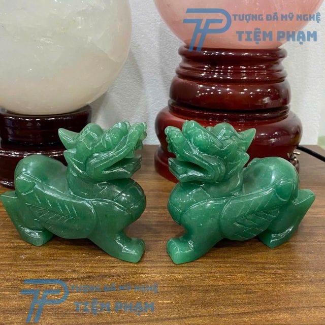 Cách đặt Kỳ Lân trên bàn thờ Thần Tài đúng phong thủy Tượng Kỳ Lân đặt trên bàn thờ Thần Tài bằng đá phong thủy