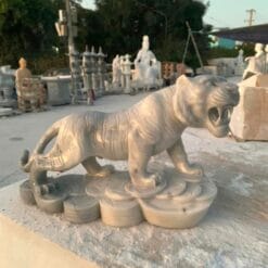 Tượng hổ bằng đá phong thủy đặt trước cổng nhà để trấn trạch và bảo vệ