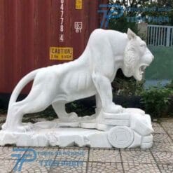 Tượng hổ đá đặt trong sân vườn thể hiện sự uy nghi và mạnh mẽ