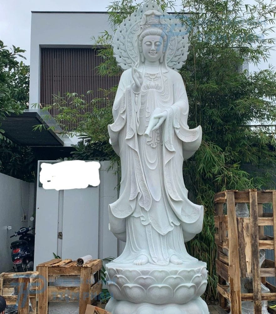 Tượng Phật Quan Âm bằng đá tự nhiên đặt ngoài trời