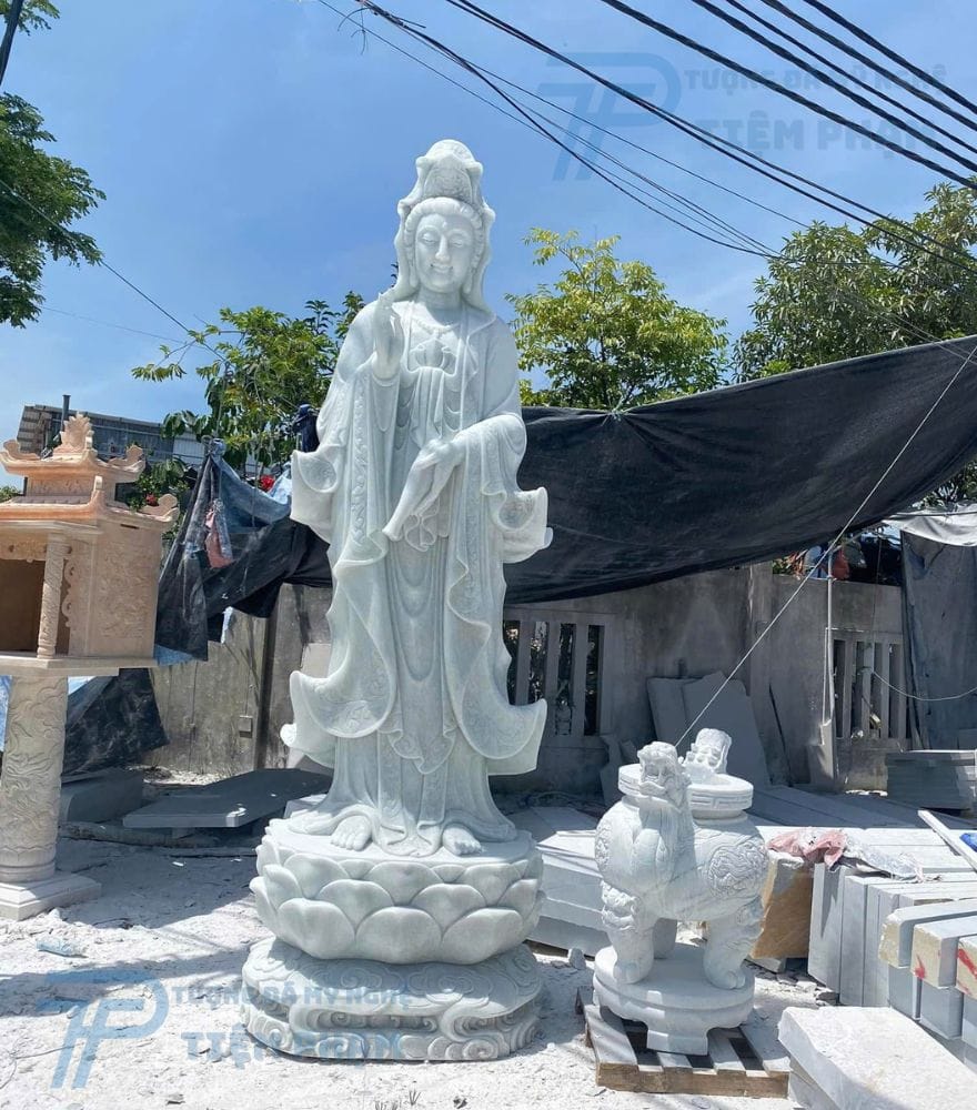 Tượng Quan Âm đứng bằng đá trắng nguyên khối, cao lớn tại khuôn viên sân vườn