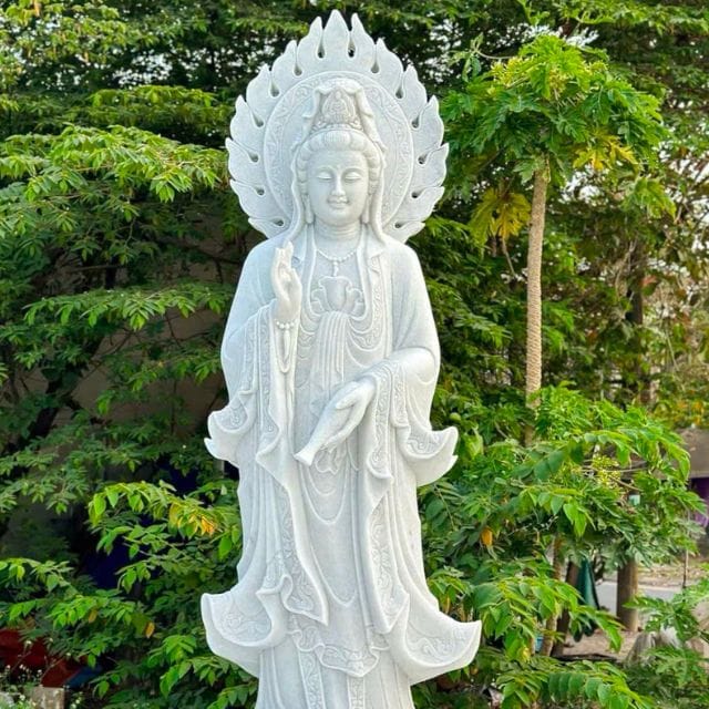 Tượng Quan Âm có ý nghĩa gì? Tượng Quan Âm bằng đá được chế tác tại xưởng của Tượng đá Tiệm Phạm
