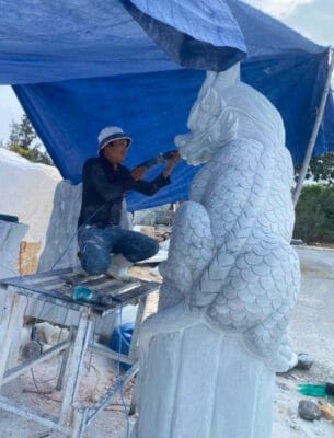 Nghệ nhân Tiệm Phạm đang điêu khắc tượng đá thủ công theo yêu cầu