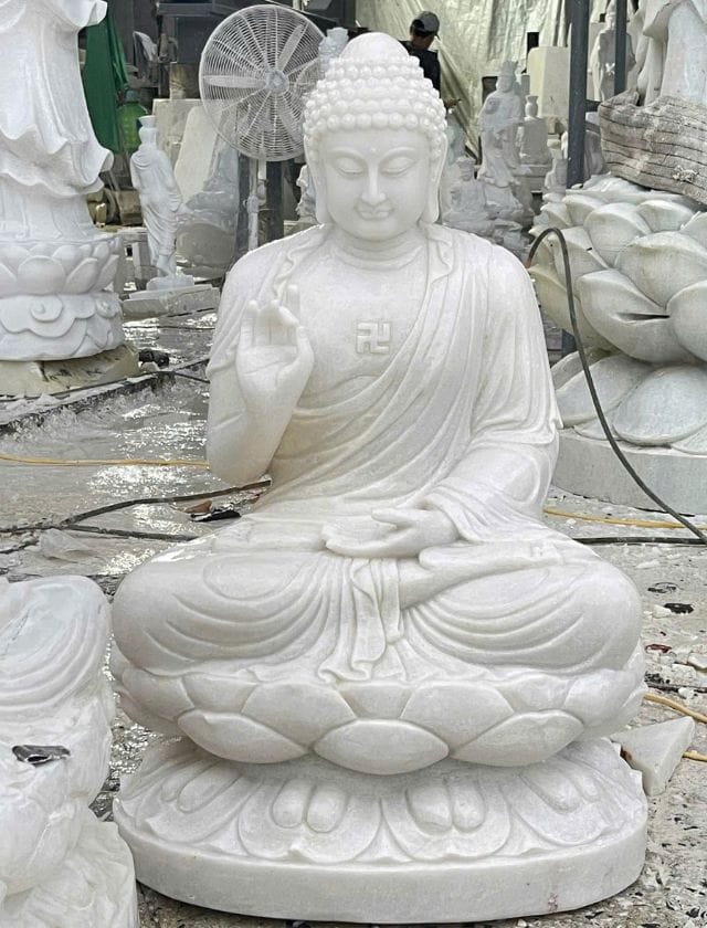 Tượng phật Thích Ca có chữ vạn không? Biểu tượng và Ý nghĩa Chữ Vạn (卍) trên ngực Tượng Phật A Di Đà bằng đá.