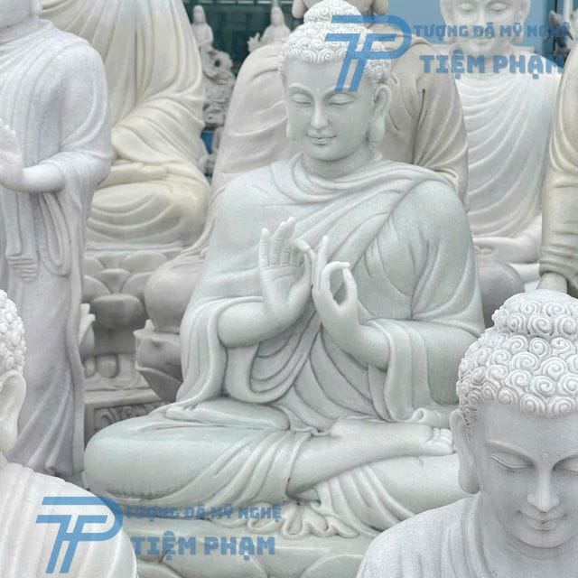 Tượng phật Thích Ca có chữ vạn không? Biểu tượng và Ý nghĩa Tượng Phật Thích Ca bằng đá trắng, tư thế ngồi thiền định.