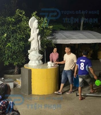 Hình ảnh vận chuyện tượng đá Quan Âm đến Quảng Ngãi