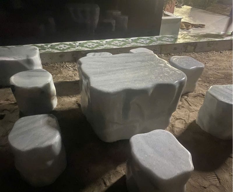 Bàn giao thành công bộ Bàn Ghế Đá trắng cho khách hàng tại TP.HCM Hình ảnh bàn đá và 8 ghế đá tông trắng tinh tế