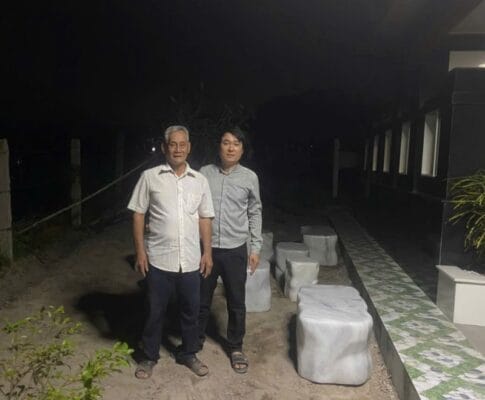 Tiệm Phạm lắp đặt bàn ghế đá trắng tại nhà khách hàng.