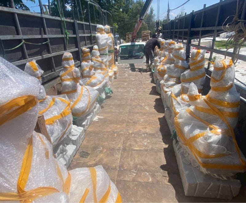Hoàn thành lắp đặt 12 Hóa Thân tượng Quan Âm đá cho khách Tại Hà Nội Vận chuyển tượng đá an toàn cho hình ảnh quá trình vận chuyển tượng.