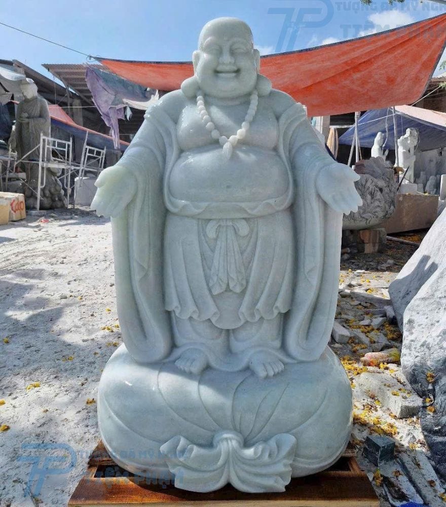 Mẫu tượng Di Lặc bằng đá đứng dang tay