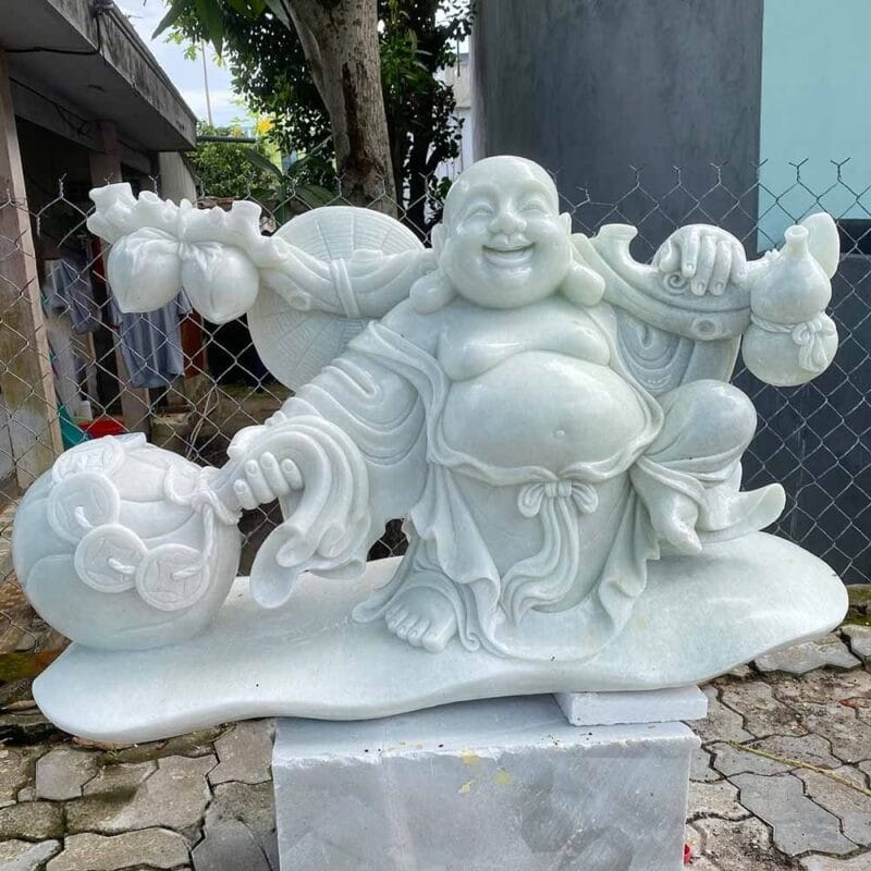 Tượng Phật Di Lặc kéo bao tiền chạm khắc tinh xảo tại Tiệm Phạm.