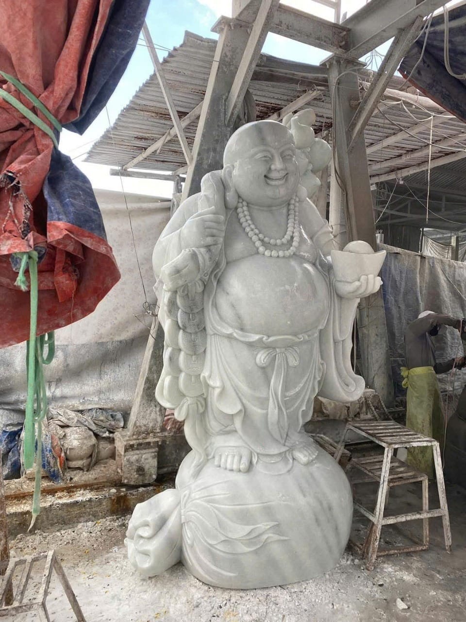 Tượng Di Lặc bằng đá dáng đứng